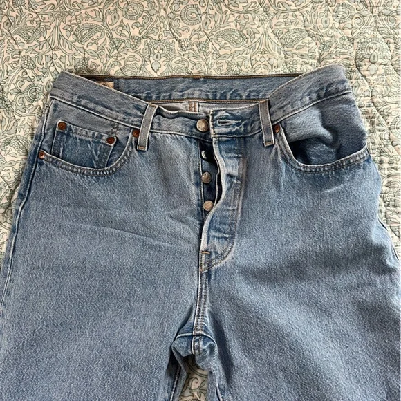 Levi’s 501 jeans with raw hem button fly in light wash - Picture 9 of 14